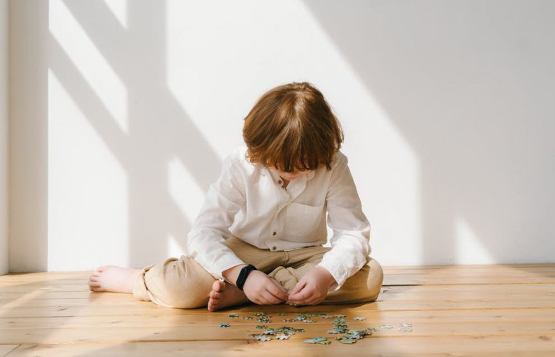Bambino Autistico che gioca con un puzzle