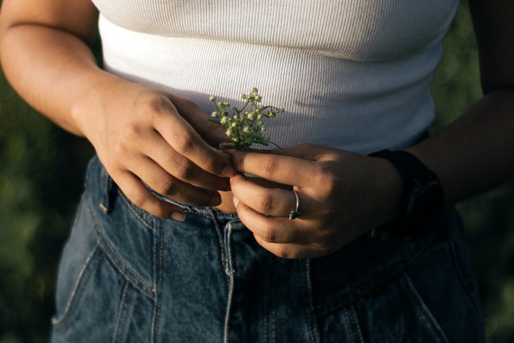 Fiore tra le mani