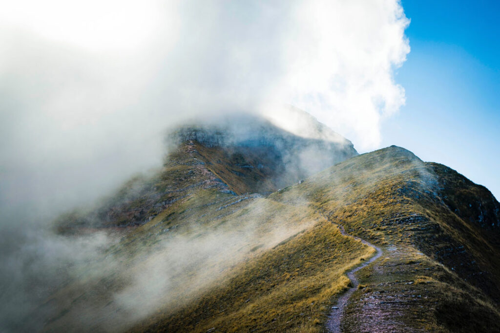 Sentiero di montagna verso le nuvole