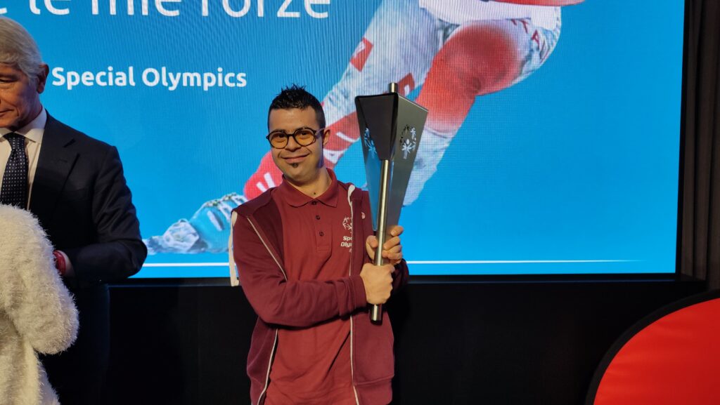 L'atleta Special Olympics Fabio Procopio mostra la torcia dei Giochi Nazionali Invernali