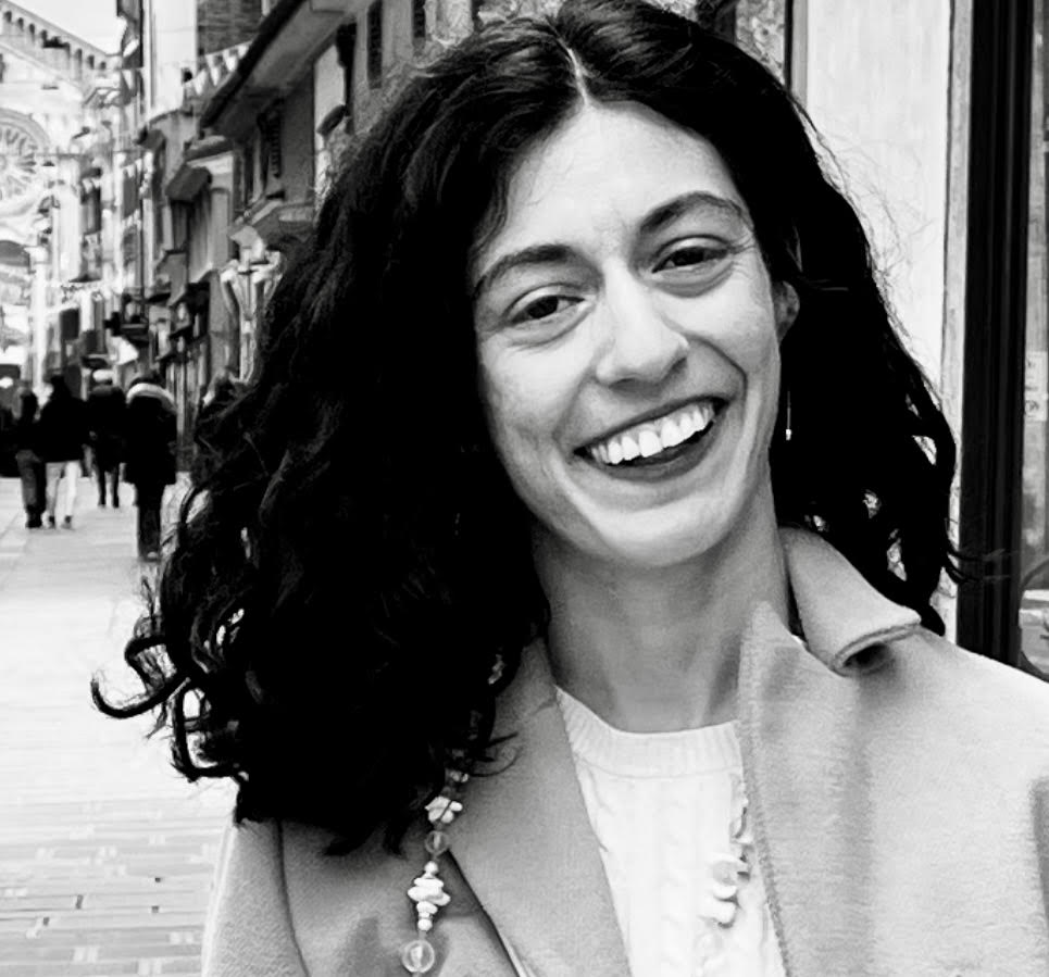 Primo piano dell'autrice della poesia Beatrice Condorelli mentre sorride, foto in bianco e nero