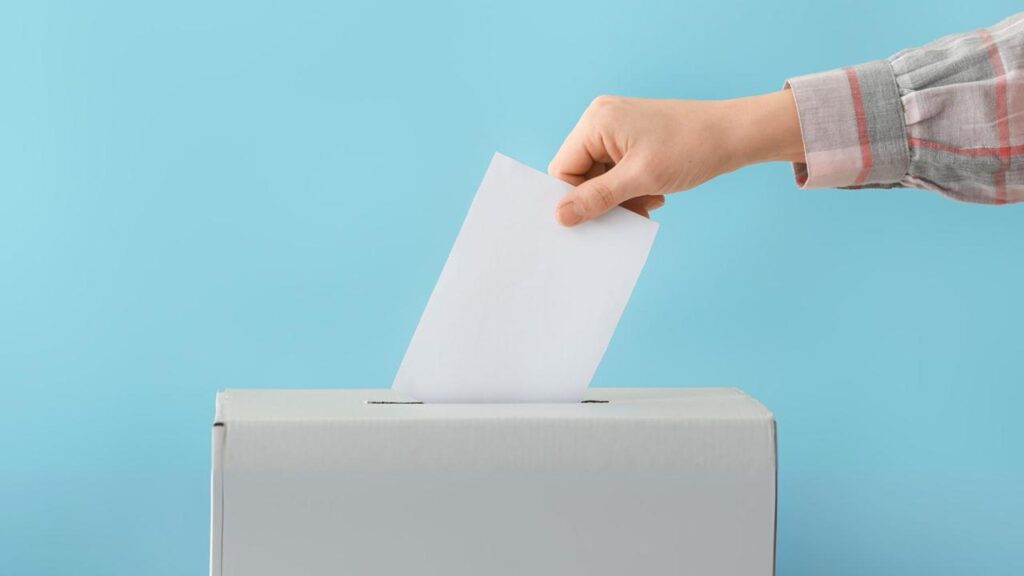 scheda elettorale mentre viene inserita all'interno dell'urna
