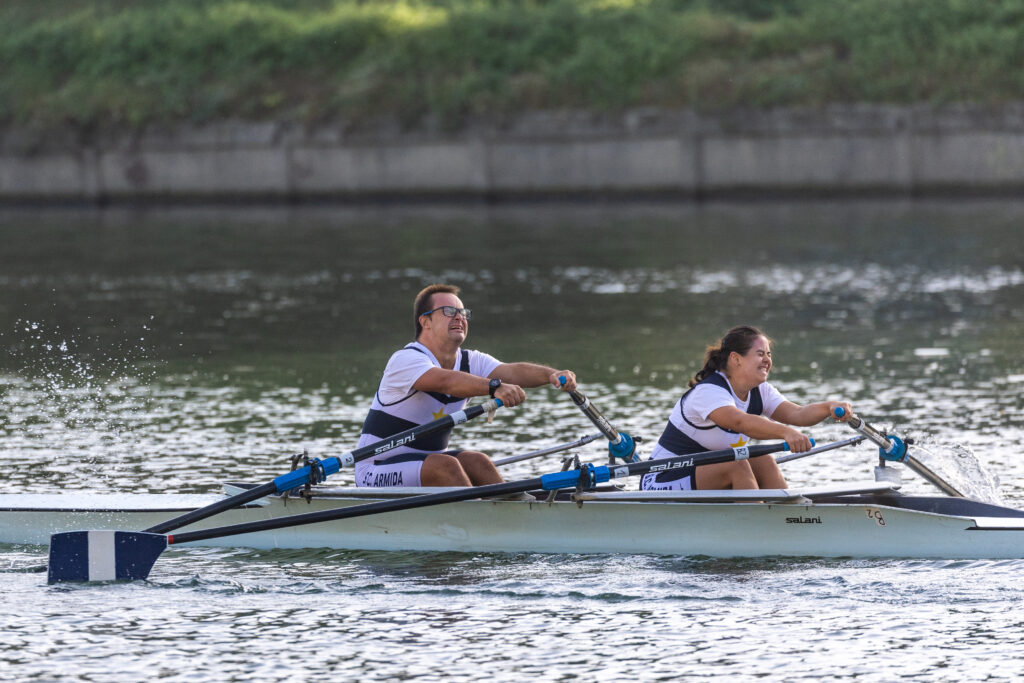 Due atleti e atlete della Società Canottieri Armida impegnati durante una gara in barca alla 17° Rowing for Paris 2024