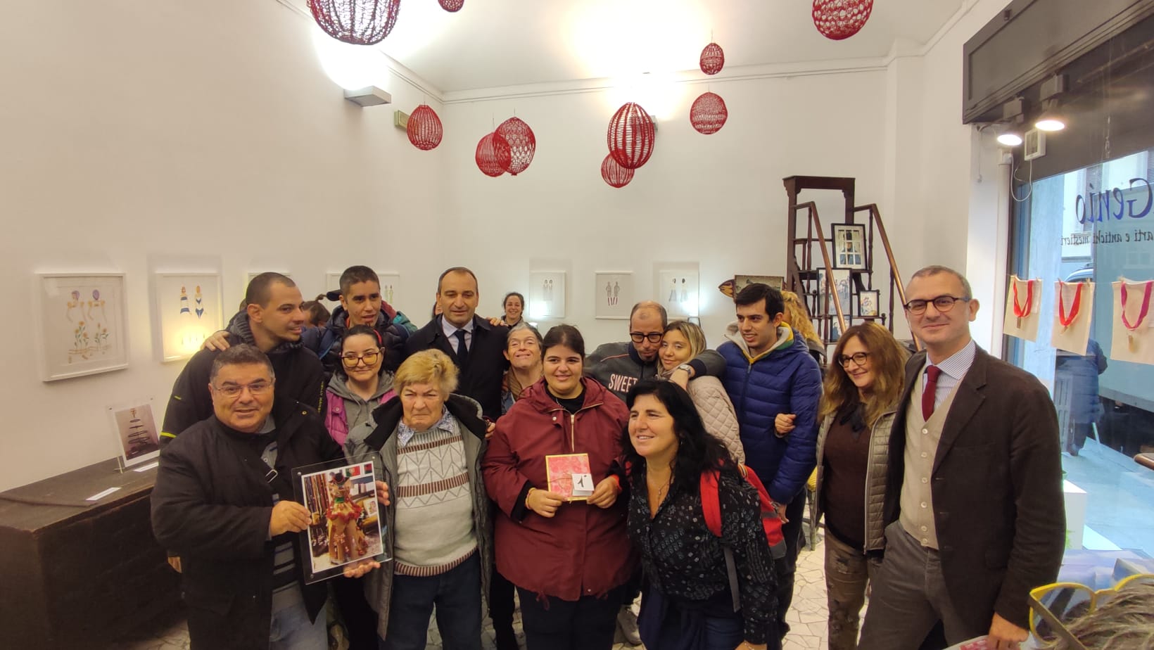 foto di gruppo con lo russo e rosatelli durante la festa finale