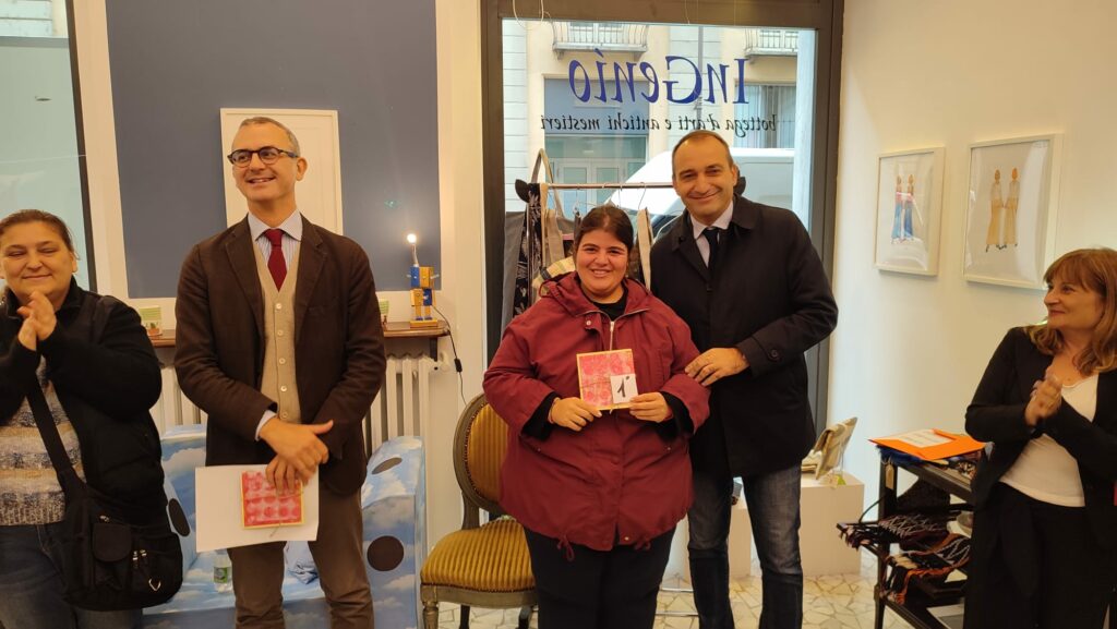 il sindaco di torino lo russo e l'assessore al welfare rosatelli consegnano il primo premio per l'opera dell'anno presso la bottega ingenio