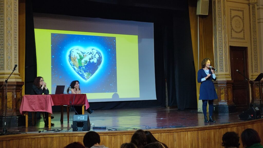 La docente dell'Università di Torino Cecilia Marchisio sul palco del teatro san giuseppe durante il convegno 