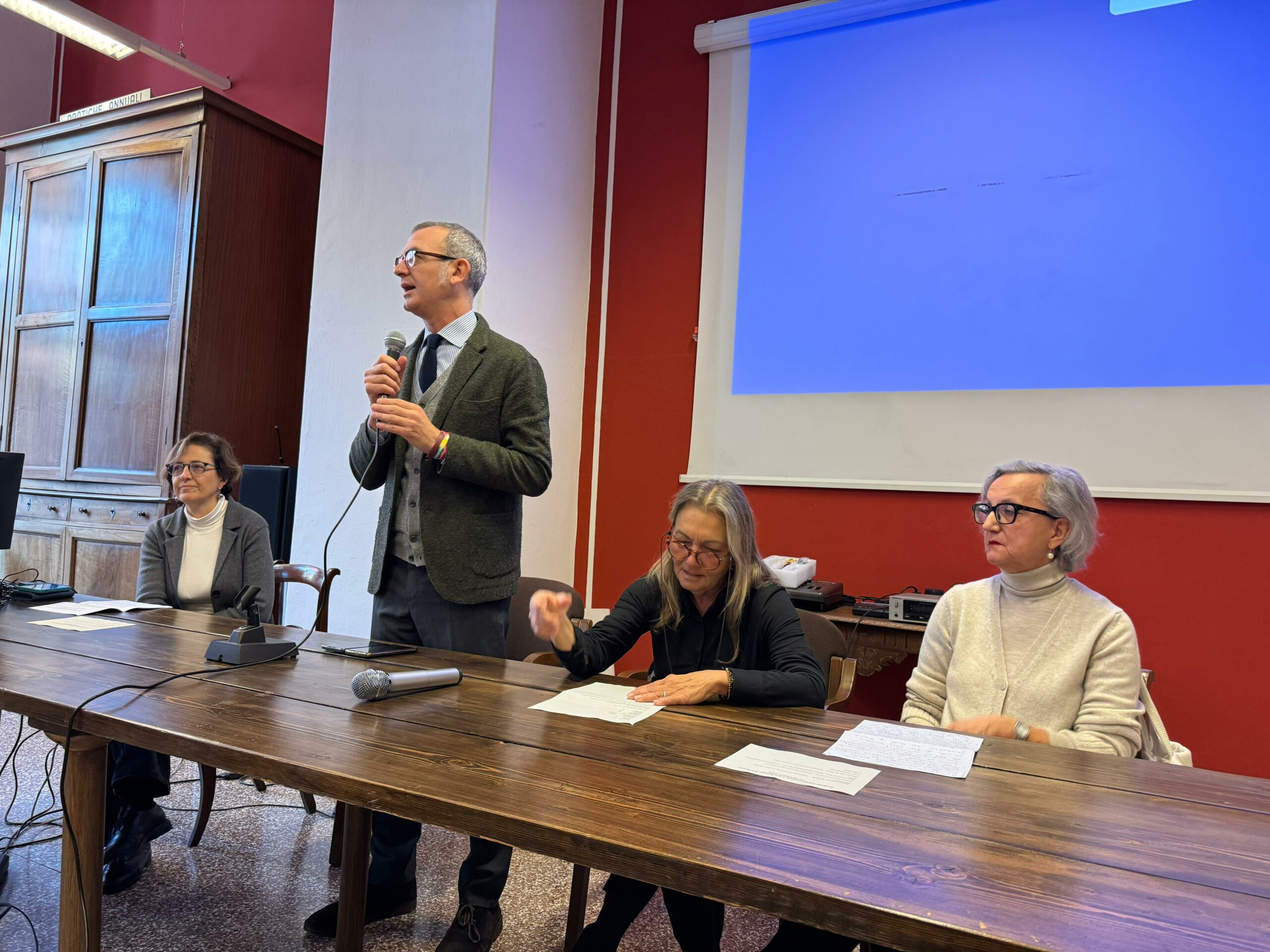 Relatori alla presentazione della casa rifugio mariposas con intervento dell'assessore a welfare diritti e pari opportunità jacopo rosatelli