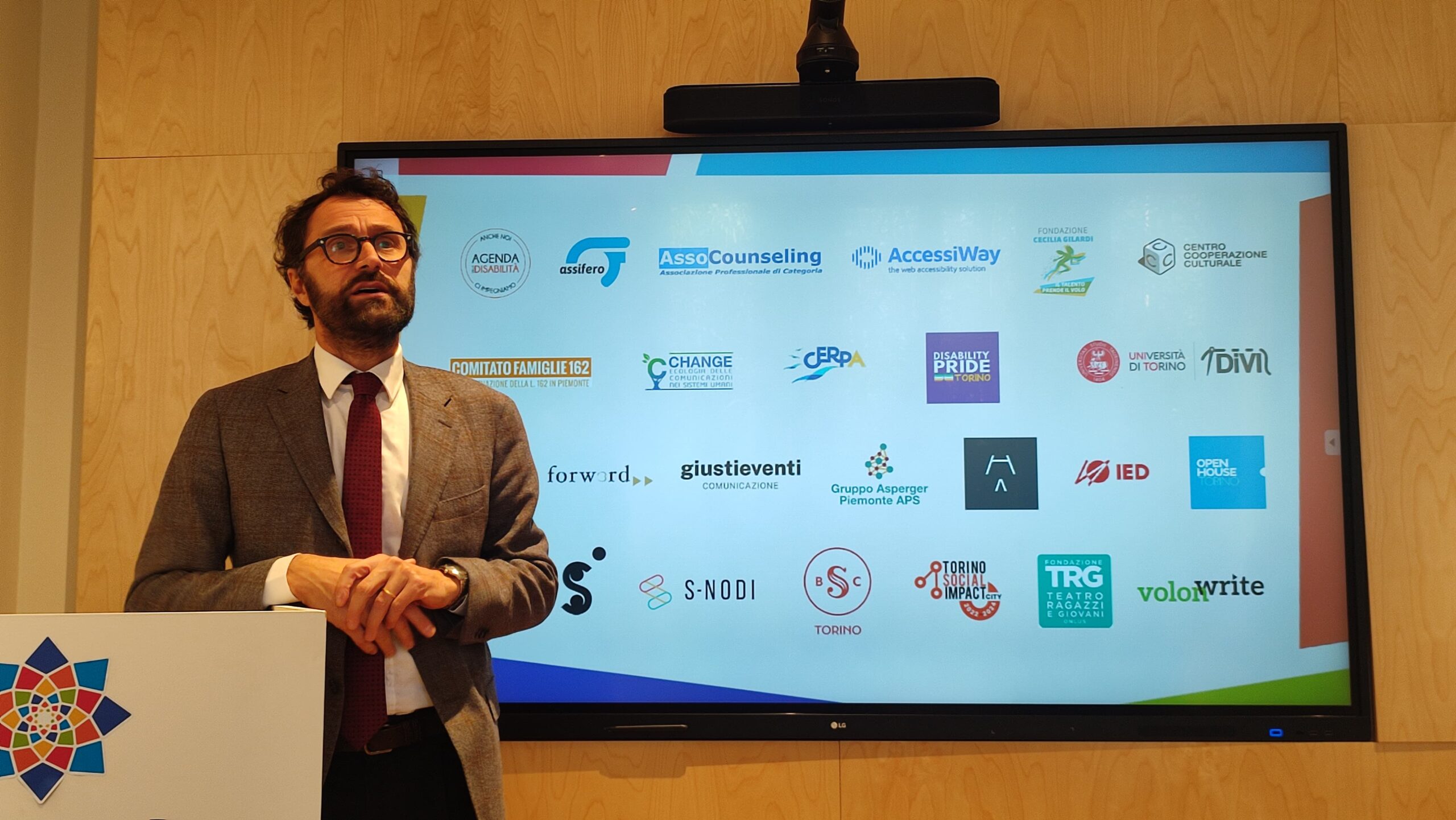 Il segretario generale di Fondazione Time 2 Samuele Pigoni mostra la rete dei partner, tra cui sono presenti Associazione Volonwrite e Disability Pride Torino