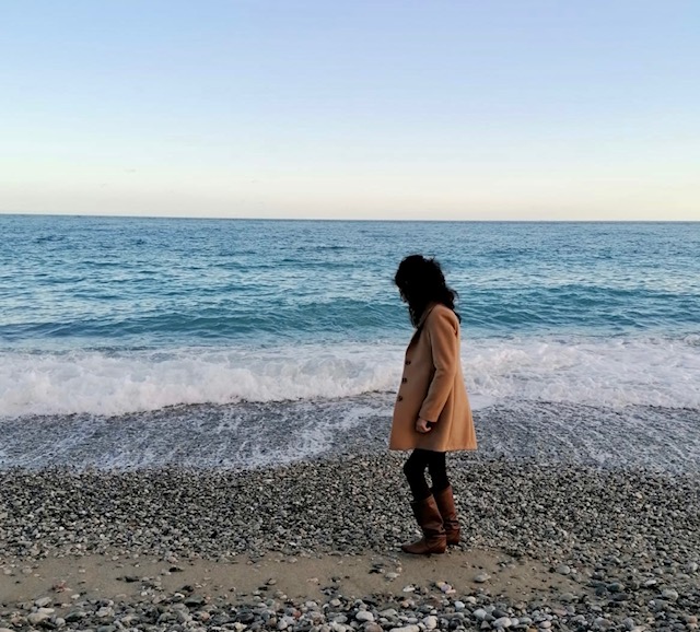 Beatrice Condorelli in spiaggia in inverno con il mare davanti a lei